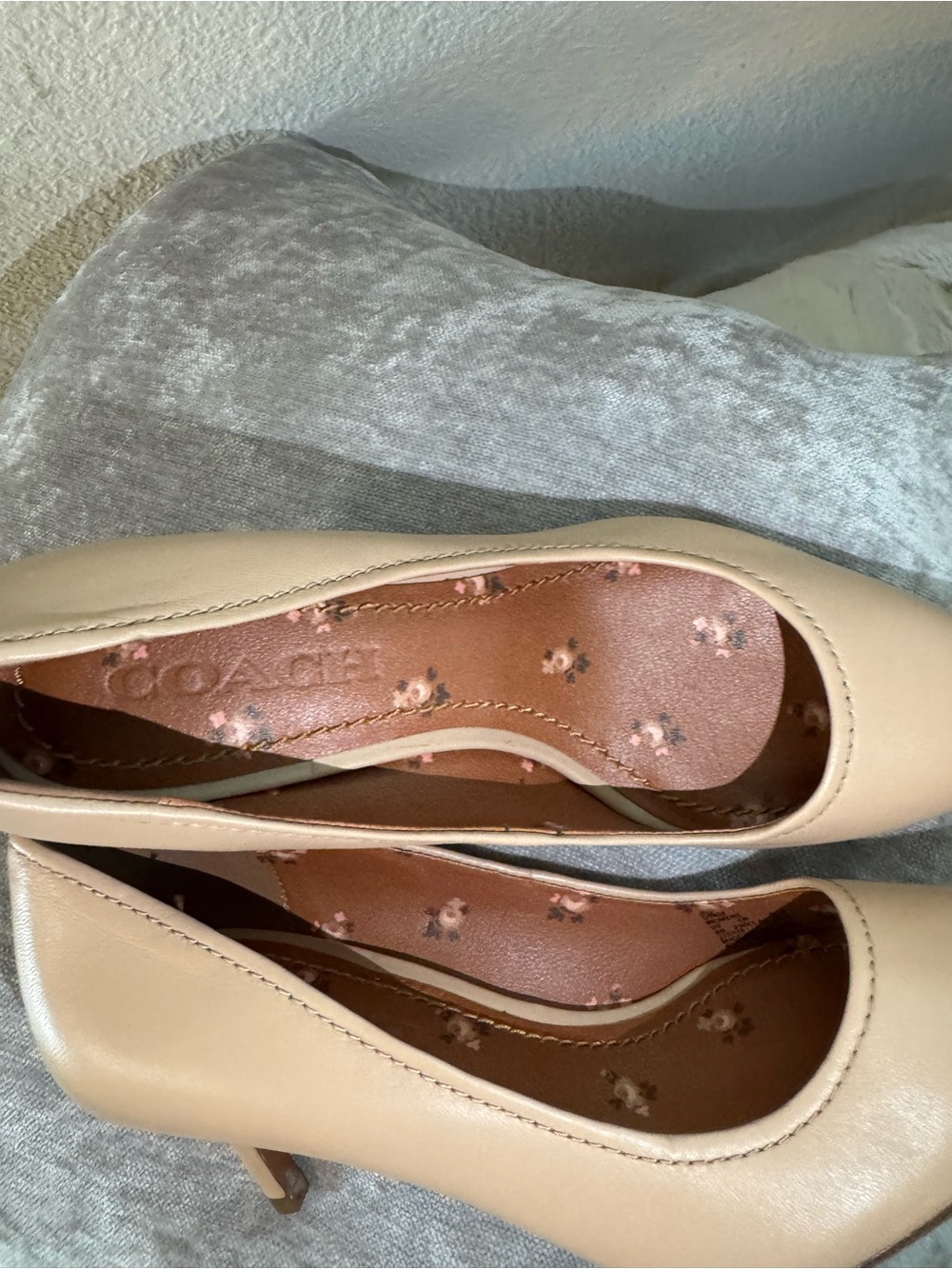Coach Women's Beige Leather Mid Heel Pumps